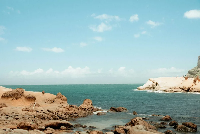 Acantilados y cala rocosa en la Costa Vicentina