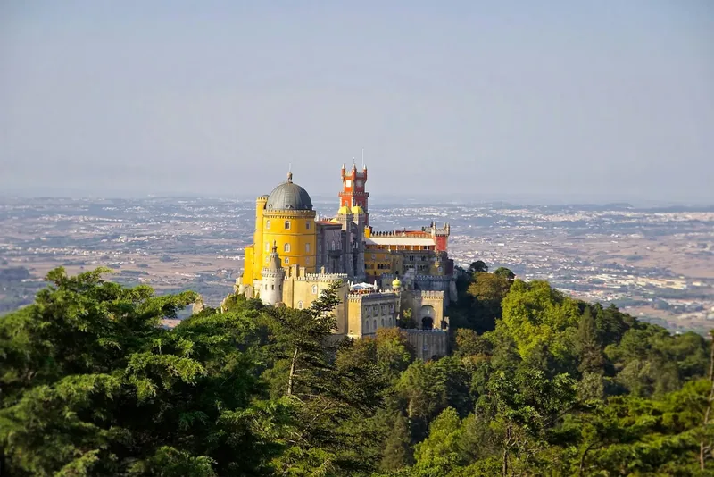 Paleis van Pena in Sintra, tussen de begroeiing van het gebergte