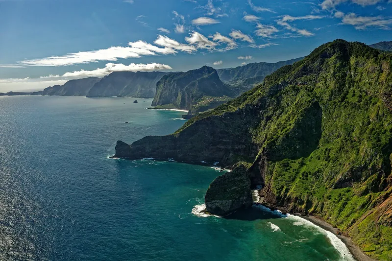 Madeira en Açores — woningen in de Atlantische Oceaan met zeezicht