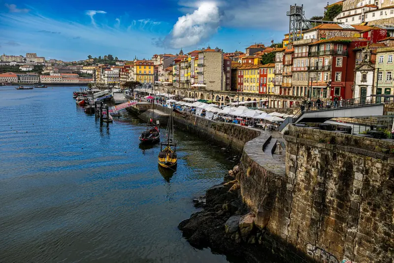 De Ribeira-kade van Porto, rabelo-boten en kleurrijke huizen